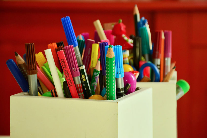 Concevoir sa maison avec des crayons de couleur et des organigrammes