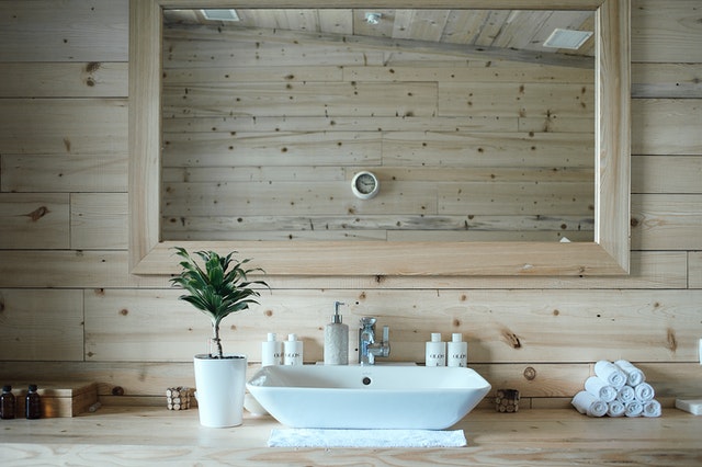 Salle de bain écologique avec armoires en bois naturel