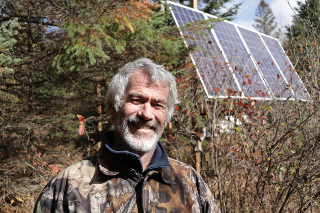 Une minimaison autonome en énergie située au plein cœur de la forêt québécoise